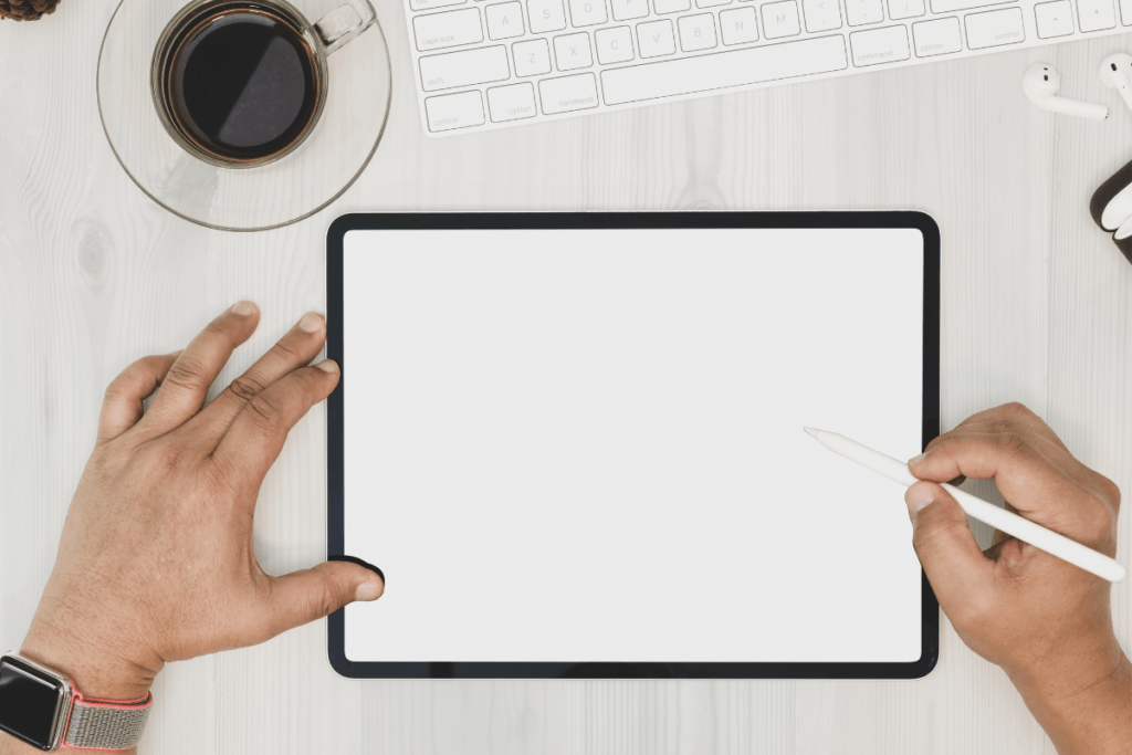 タブレットに手書きしている人